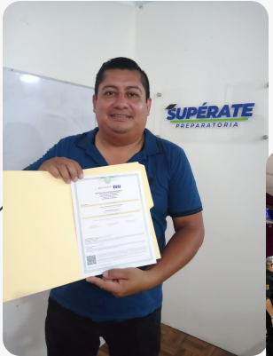 Estudiante mostrando su certificado de preparatoria